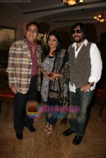 Jagjit Singh, Sonali and Roopkumar Rathod at a photo shoot for album cover in The Club on 19th Dec 2010 (2).JPG